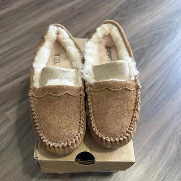 新品未使用UGGスカラップド モック Scalloped Moc UGG | Shoes | Ugg Scalloped Moc | Poshmark